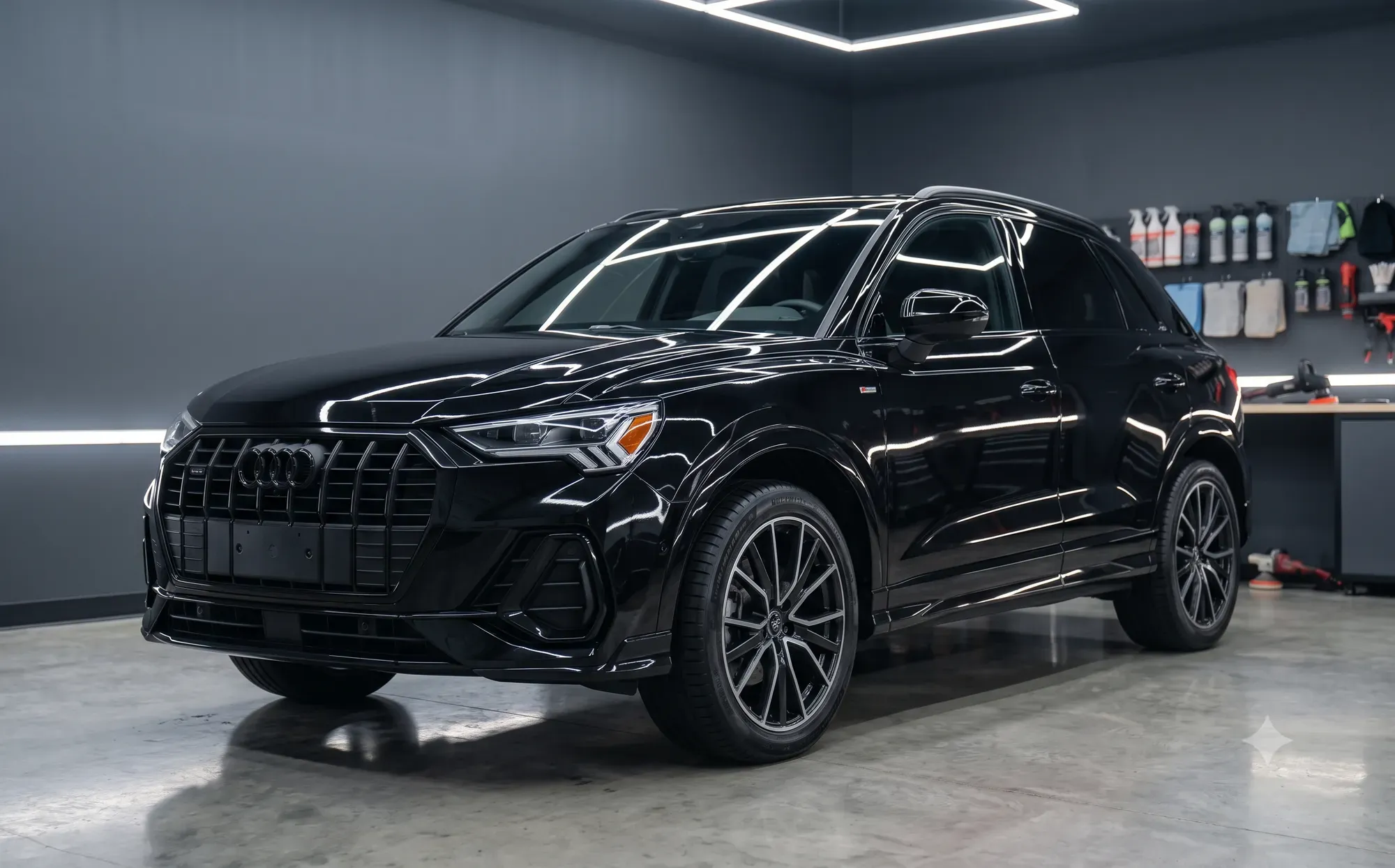 Czarne Audi Q3 po wieloetapowej korekcie lakieru, karoseria z głębokim lustrzanym połyskiem